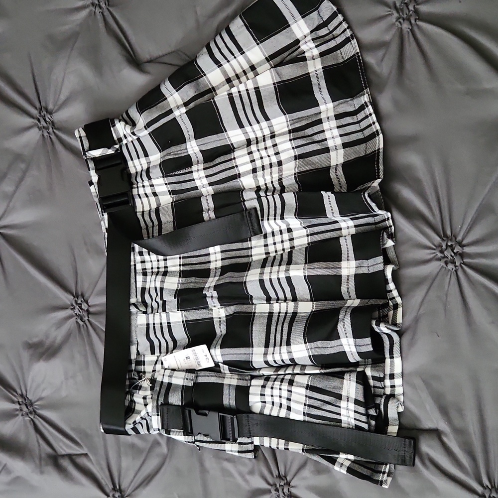 🌸3/$30! Women's plaid pleaded mini skirt with belt and pouch - size large